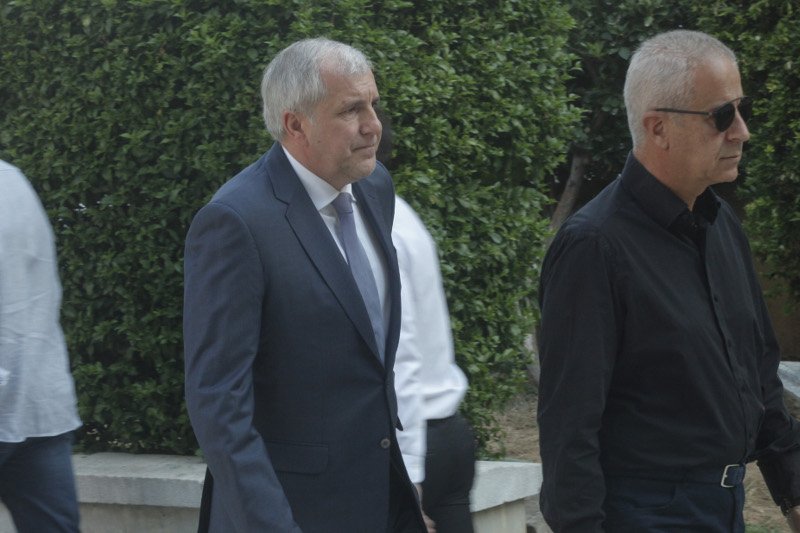 Νωρίς στη Μητρόπολη ο Ομπράντοβιτς -Ξέσπασε σε λυγμούς για τον Παύλο Γιαννακόπουλο [εικόνες] | iefimerida.gr 2