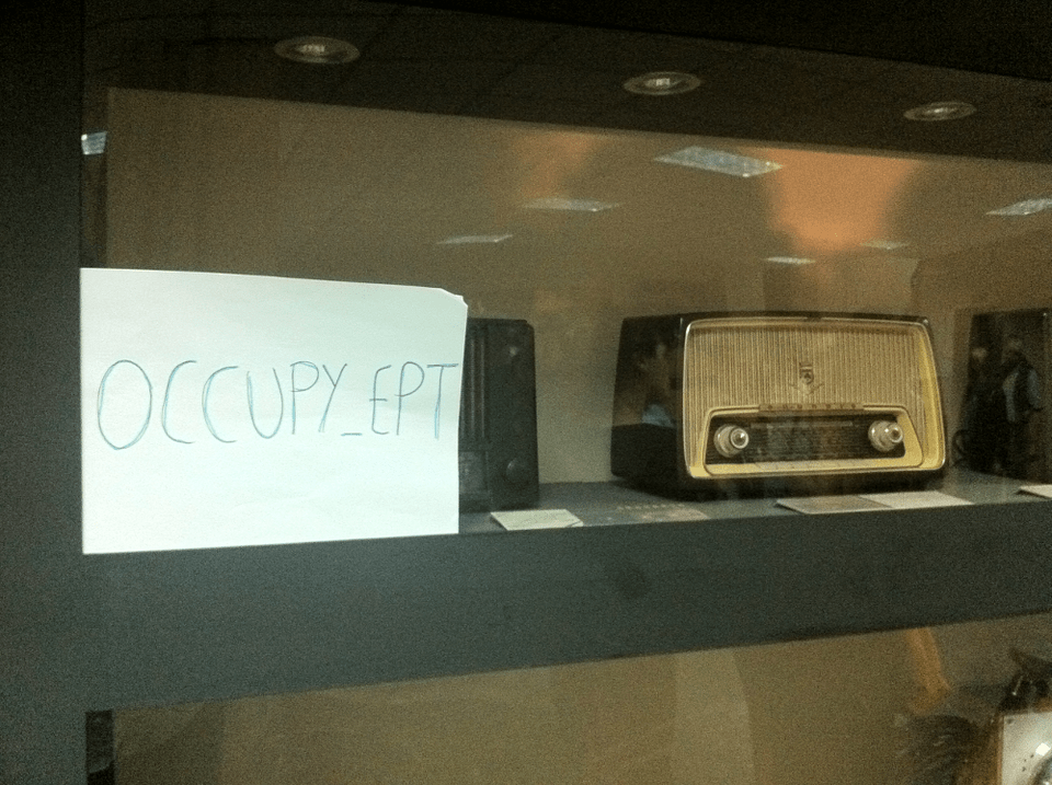 «OCCUPY_EPT» -Η συγκινητική φωτογραφία από το Ραδιομέγαρο της δημόσιας τηλεόρασης [εικόνα] | iefimerida.gr 0
