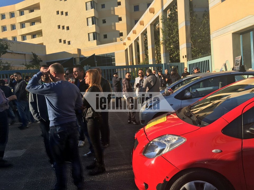 Υπό κατάληψη το υπουργείο Μεταφορών από τους εκπαιδευτές οδήγησης -Απλήρωτοι οι εξεταστές [εικόνες] | iefimerida.gr 1