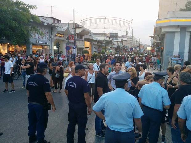 Με χειροπέδες στην ορκωμοσία του ο Ηλιόπουλος -Επεισόδια και δακρυγόνα έξω από τον χώρο της τελετής [εικόνες & βίντεο] | iefimerida.gr 1