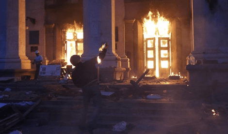 Στις φλόγες και η Οδησσός: Βίντεο μέσα από το κτίριο όπου βρήκαν φρικτό θάνατο από εμπρησμό 38 άνθρωποι | iefimerida.gr 1