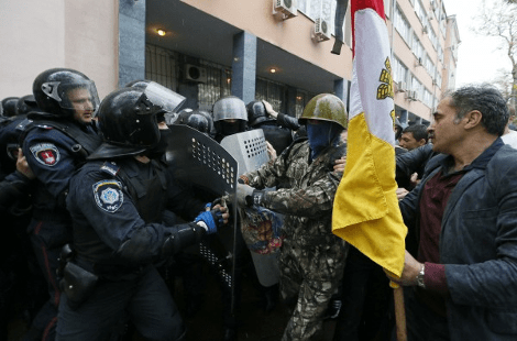 Χάος στην Οδησσό: Χιλιάδες φιλορώσοι κατέλαβαν την έδρα της αστυνομίας -Βίαια επεισόδια, κανένας δεν υποχωρεί [εικόνες&βίντεο] | iefimerida.gr 3