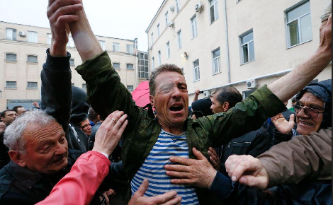 Χάος στην Οδησσό: Χιλιάδες φιλορώσοι κατέλαβαν την έδρα της αστυνομίας -Βίαια επεισόδια, κανένας δεν υποχωρεί [εικόνες&βίντεο] | iefimerida.gr 4