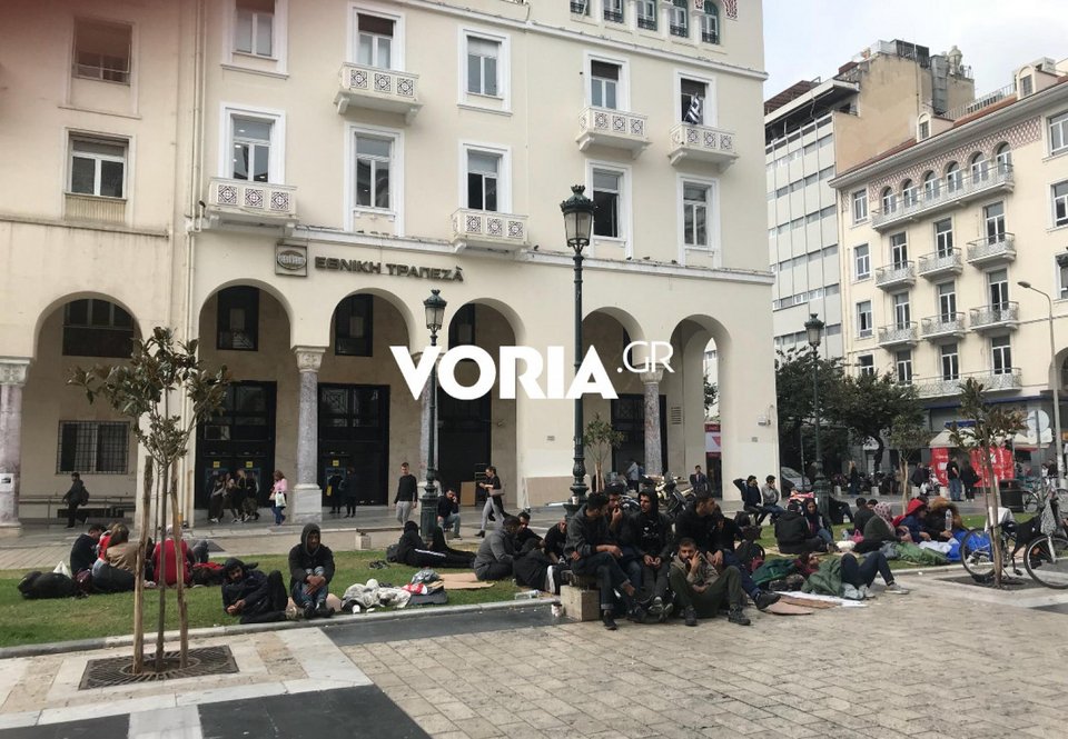 Η Αριστοτέλους έγινε καταυλισμός -Μετανάστες κοιμούνται πάνω στην πλατεία [εικόνες & βίντεο] | iefimerida.gr 1