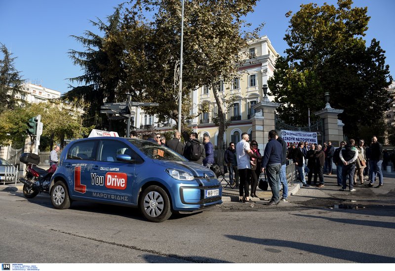 Δάσκαλοι οδήγησης περικύκλωσαν το υπουργείο της Νοτοπούλου [εικόνες] | iefimerida.gr 0