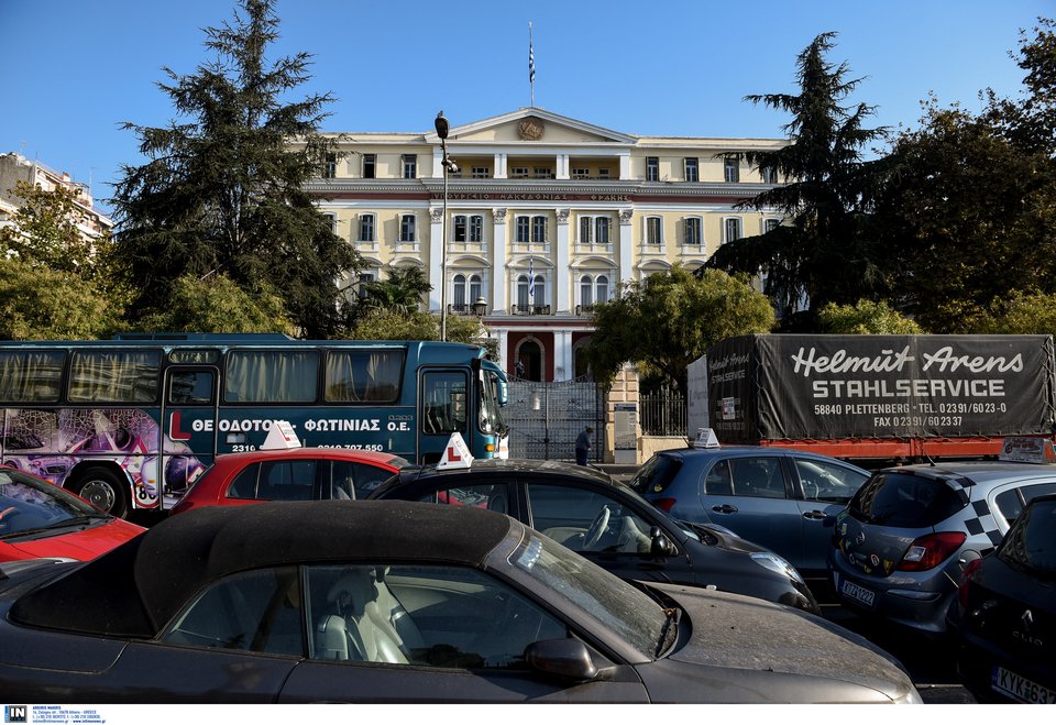 Δάσκαλοι οδήγησης περικύκλωσαν το υπουργείο της Νοτοπούλου [εικόνες] | iefimerida.gr 2