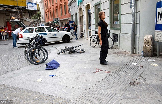 Ψυχωτικός «σάρωσε» με 4x4 πεζούς και ποδηλάτες σε πεζόδρομο στην Αυστρία [εικόνες & βίντεο] | iefimerida.gr 1