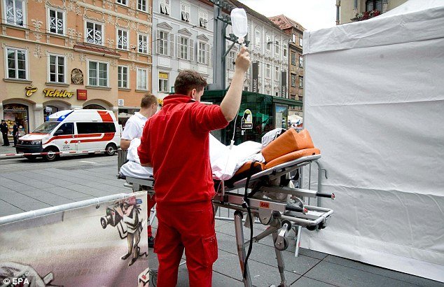 Ψυχωτικός «σάρωσε» με 4x4 πεζούς και ποδηλάτες σε πεζόδρομο στην Αυστρία [εικόνες & βίντεο] | iefimerida.gr 2