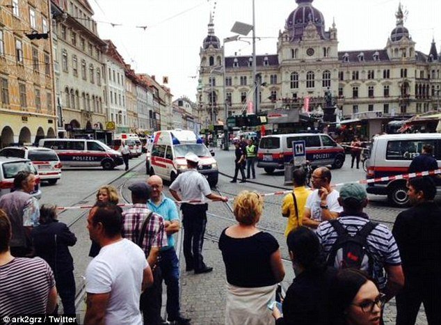 Ψυχωτικός «σάρωσε» με 4x4 πεζούς και ποδηλάτες σε πεζόδρομο στην Αυστρία [εικόνες & βίντεο] | iefimerida.gr 4