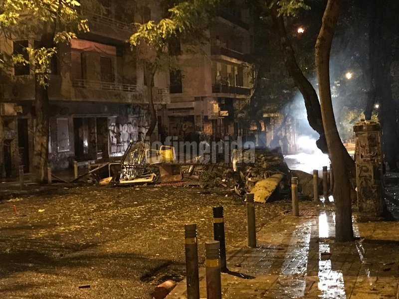 Οδοφράγματα με... κάθε λογής αντικείμενα έστησαν στα Εξάρχεια -Πινακίδες, καρότσια σούπερ μάρκετ [εικόνες & βίντεο] | iefimerida.gr 4