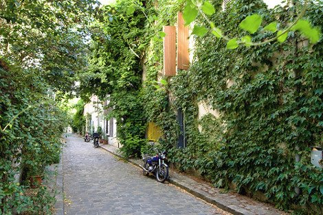 Η γραφικότερη οδός του Παρισιού με το ελληνικό όνομα: Περπατώντας στο πλακόστρωτο, κατάφυτο σοκάκι [εικόνες] | iefimerida.gr 8