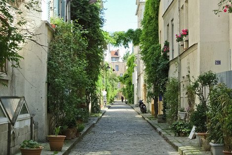 Η γραφικότερη οδός του Παρισιού με το ελληνικό όνομα: Περπατώντας στο πλακόστρωτο, κατάφυτο σοκάκι [εικόνες] | iefimerida.gr 1