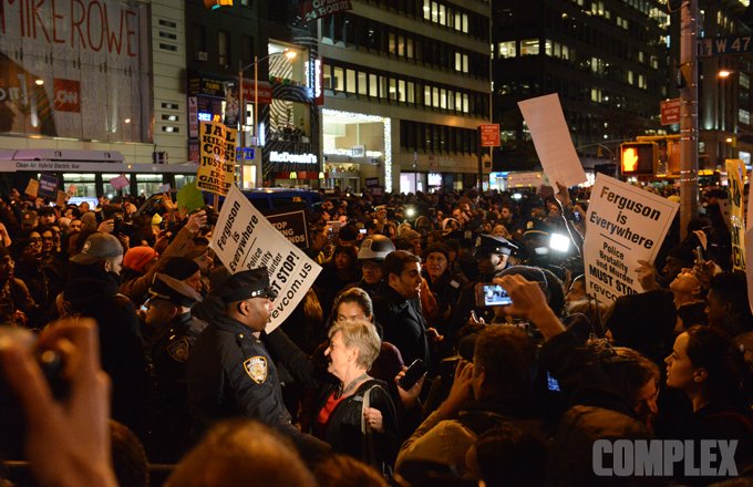 Νέα Υόρκη: Επεισόδια και συλλήψεις για την αθώωση αστυνομικού που στραγγάλισε Αφροαμερικανό [εικόνες & βίντεο] | iefimerida.gr 24