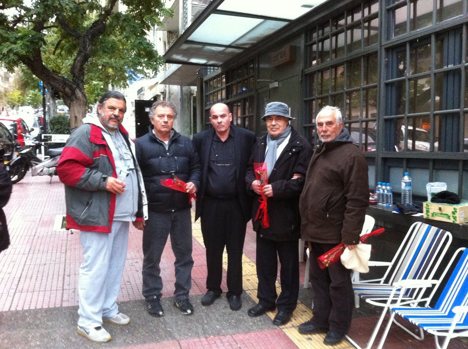 Ο Μιχελογιαννάκης εμπνεύστηκε από τον Μπελογιάννη και μοίρασε κόκκινα γαρύφαλλα σε απεργούς πείνας | iefimerida.gr 0