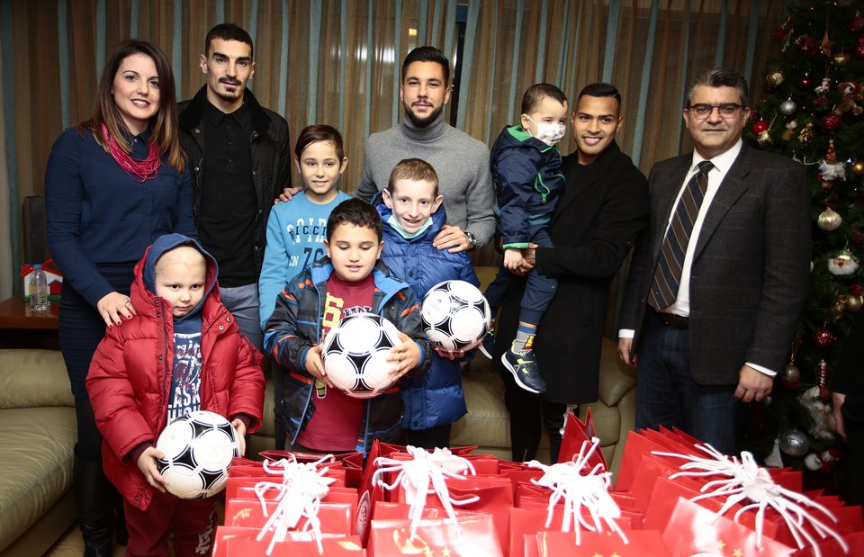 «Stoiximan και ΠΑΕ Ολυμπιακός σκορπίζουν χαμόγελα στους μικρούς ήρωες της Φλόγας» [εικόνες] | iefimerida.gr 0