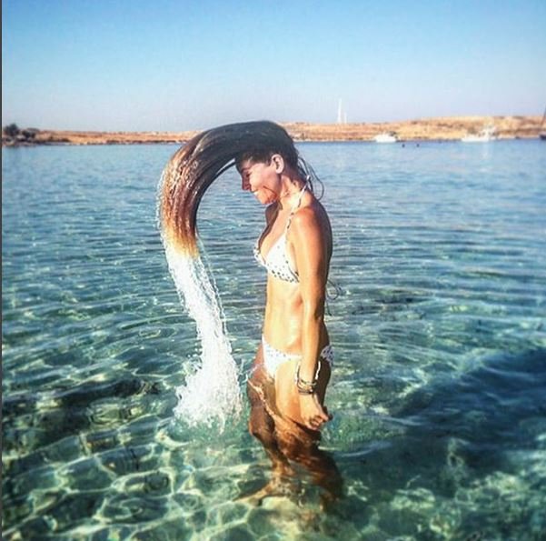 Αθηνά Οικονομάκου: Με λευκό σέξι μπικίνι στα νερά του Αιγαίου [εικόνα]  | iefimerida.gr 0