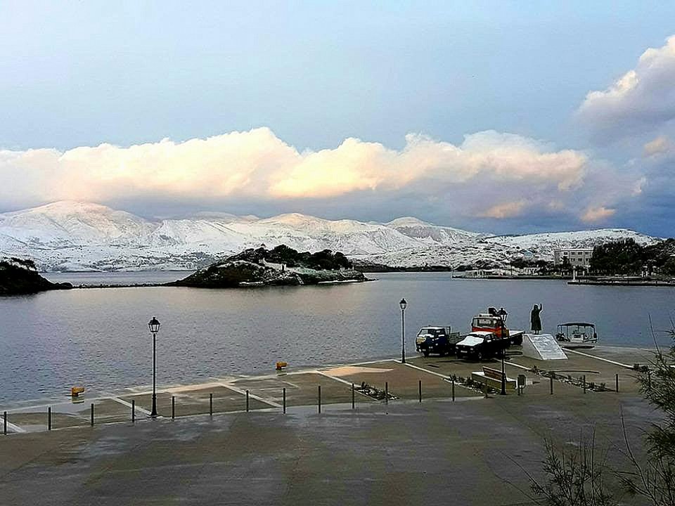 Ο χιονιάς σάρωσε τη χώρα και πάγωσε τα νησιά -Απελπιστική η κατάσταση σε Σκόπελο, Αλόννησο και Κύμη [εικόνες] | iefimerida.gr 9