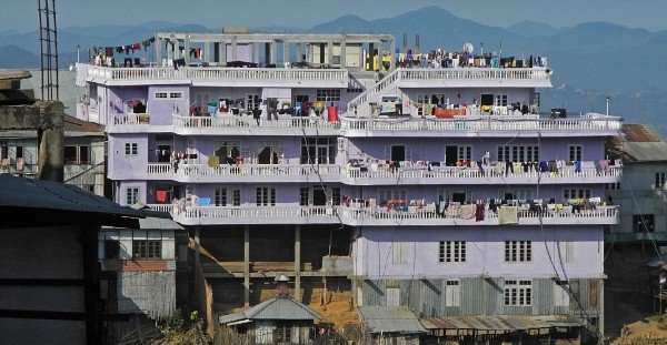 Ενα... μπακάλικο στην καθισιά της τρώει η μεγαλύτερη οικογένεια του κόσμου | iefimerida.gr 0