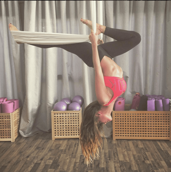 Η Αθηνά Οικονομάκου με κολάν και μπουστάκι κάνει γιόγκα και «τρελαίνει» το Instagram [εικόνες] | iefimerida.gr 1