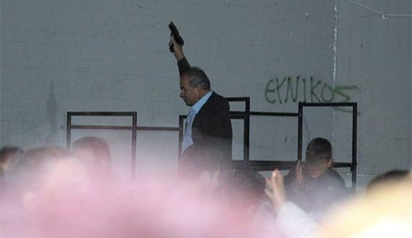 Δείτε τον αντιδήμαρχο Φυλής να ρίχνει μπαλωθιές σε κρητικό γλέντι -«Ηταν η κακιά στιγμή, συγγνώμη» [εικόνες] | iefimerida.gr 0