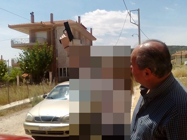 Δείτε τον αντιδήμαρχο Φυλής να ρίχνει μπαλωθιές σε κρητικό γλέντι -«Ηταν η κακιά στιγμή, συγγνώμη» [εικόνες] | iefimerida.gr 3