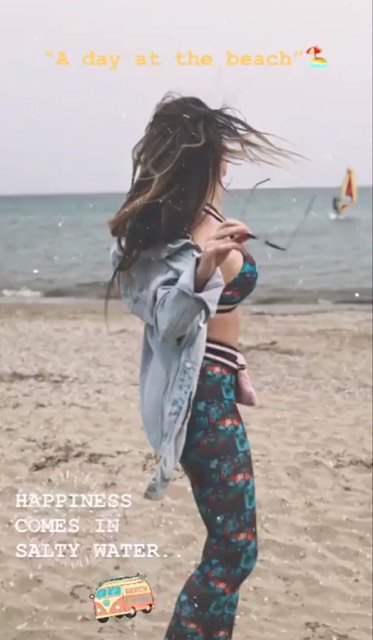 Η Αθηνά Οικονομάκου ποζάρει στην παραλία με κολάν και μπουστάκι έναν μήνα μετά τη γέννα [εικόνες] | iefimerida.gr 1