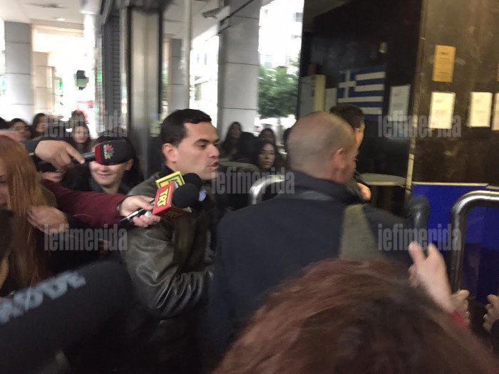 Απίστευτο: Σχολείο πήγε στο υπουργείο Οικονομικών και υποδέχτηκε τον Βαρουφάκη! [εικόνες] | iefimerida.gr 3