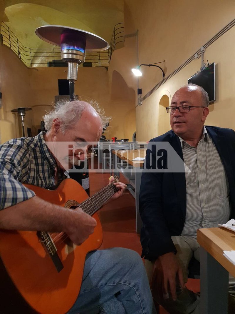 Τα όργανα «πήραν» φωτιά και ξεκίνησαν τα τραγούδια