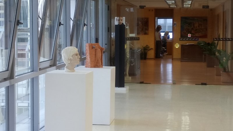 Φοιτητές της Καλών Τεχνών έστησαν γλυπτά έξω από το γραφείο του Τσακαλώτου [εικόνες] | iefimerida.gr 2