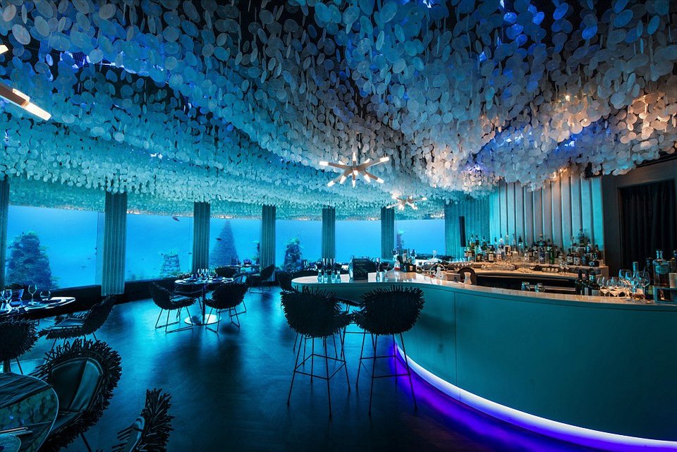 Μοναδικό εστιατόριο, έξι μέτρα κάτω από την επιφάνεια του Ινδικού Ωκεανού [εικόνες]  | iefimerida.gr 1