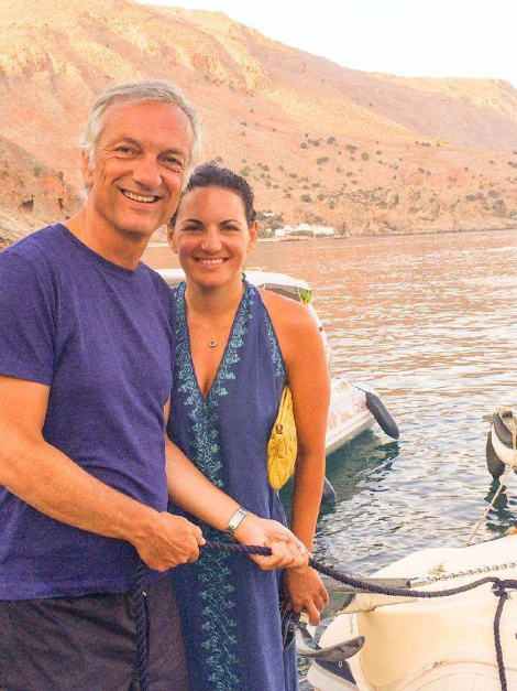 Η Ολγα Κεφαλογιάννη με μπλε καφτάνι ποζάρει με φόντο το άγριο τοπίο των Σφακιών [εικόνες] | iefimerida.gr 0