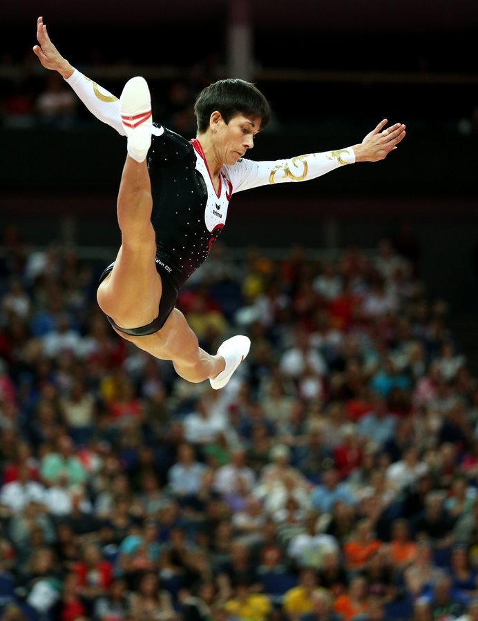 Η γυμνάστρια -θρύλος: Είναι 41 ετών και συμμετέχει για 7η φορά σε Ολυμπιακούς Αγώνες [εικόνες] | iefimerida.gr 0