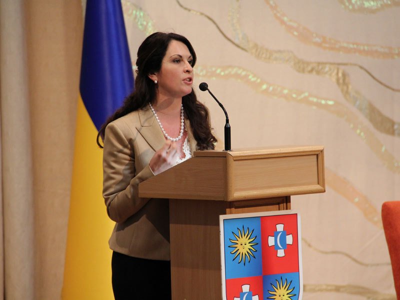 Η όμορφη κομμουνίστρια με τις πέρλες που έριξε γροθιές στην ουκρανική βουλή [εικόνες+βίντεο] | iefimerida.gr 2