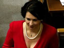 Η όμορφη κομμουνίστρια με τις πέρλες που έριξε γροθιές στην ουκρανική βουλή [εικόνες+βίντεο] | iefimerida.gr 3