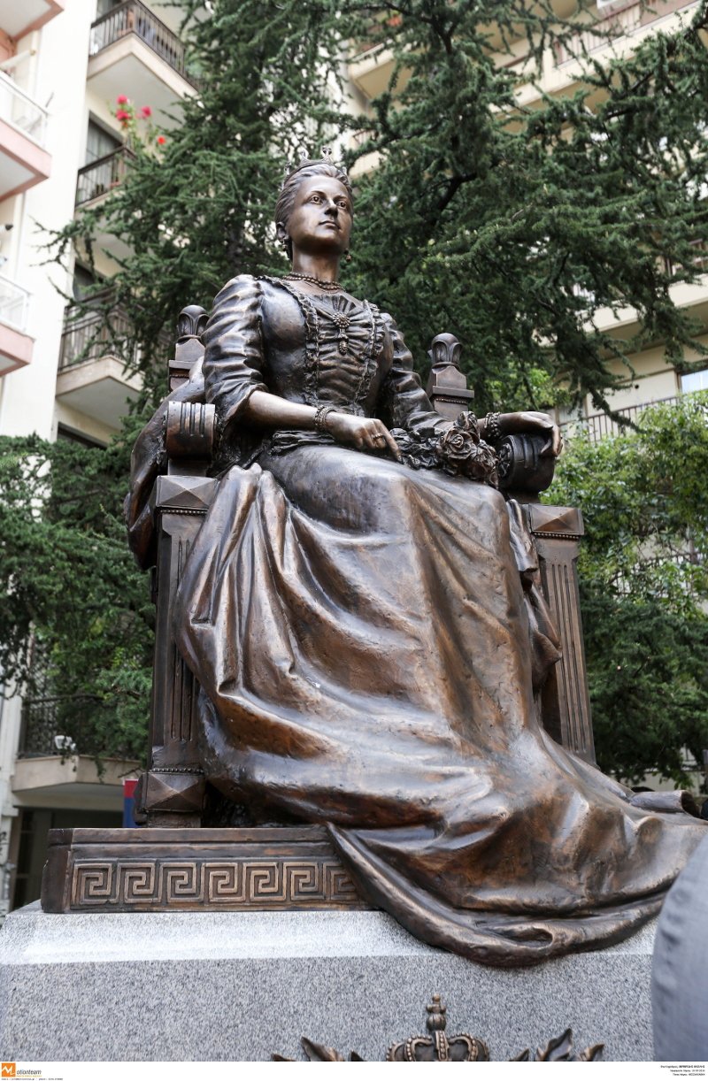 Μπουτάρης και Σαββίδης στα αποκαλυπτήρια του αγάλματος της βασίλισσας Ολγας [εικόνες] | iefimerida.gr 2