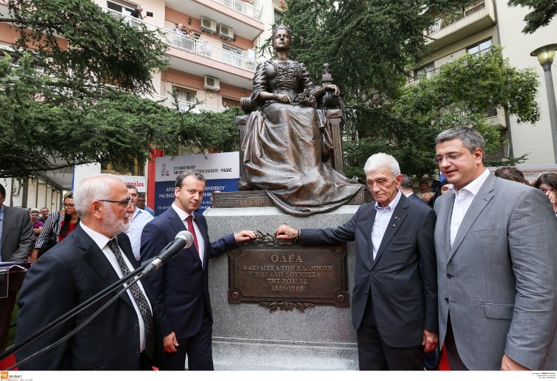 Μπουτάρης και Σαββίδης στα αποκαλυπτήρια του αγάλματος της βασίλισσας Ολγας [εικόνες] | iefimerida.gr 1