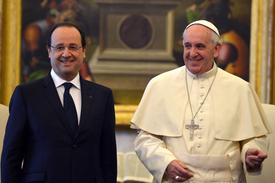Κομμένα τα χαμόγελα στη συνάντηση Πάπα - Ολάντ: Εκδηλη αμηχανία στο Βατικανό [εικόνες&βίντεο] | iefimerida.gr 1