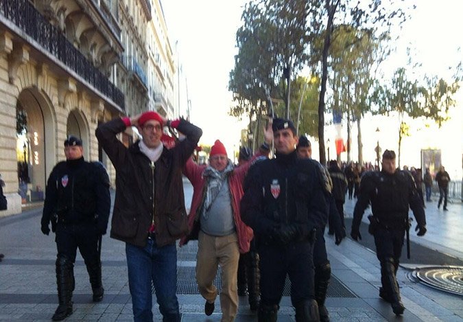 Ο Γάλλος πρόεδρος δεν μπορεί να... ξεμυτίσει -«Ολάντ, παραιτήσου» φωνάζουν οι Γάλλοι [εικόνες+βίντεο] | iefimerida.gr 0