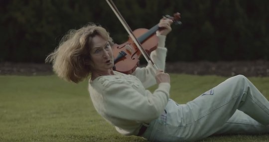 Μανάδες «κολλημένες» με τους γιους τους -Παραμονεύουν ακόμη και για το άρωμα που φοράνε [εικόνες+βίντεο] | iefimerida.gr 0