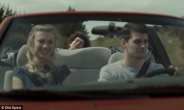 Μανάδες «κολλημένες» με τους γιους τους -Παραμονεύουν ακόμη και για το άρωμα που φοράνε [εικόνες+βίντεο] | iefimerida.gr 1