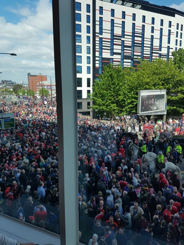 Ολντ Τράφορντ: Εξουδετερώθηκε ύποπτο δέμα με ελεγχόμενη έκρηξη [εικόνες] | iefimerida.gr 7