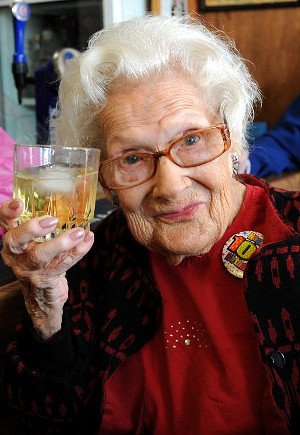 Το ανεπάντεχο μυστικό μακροζωίας από μια αιωνόβια -«Ενα ποτήρι ουίσκι και 15 τσιγάρα ημερησίως» [εικόνες] | iefimerida.gr 1