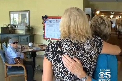 Εδιωξαν ηλικιωμένο από οίκο ευγηρίας γιατί... δεν άντεχαν το γιουκαλίλι του [εικόνες&βίντεο] | iefimerida.gr 1