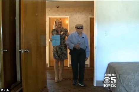 Εδιωξαν ηλικιωμένο από οίκο ευγηρίας γιατί... δεν άντεχαν το γιουκαλίλι του [εικόνες&βίντεο] | iefimerida.gr 0