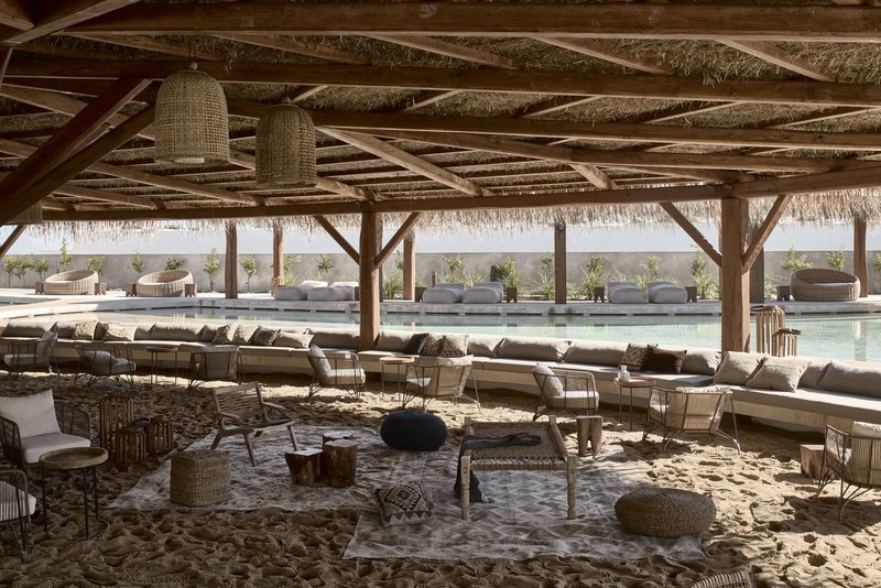 Το ξενοδοχείο με τον περιβάλλοντα χώρο συνδέονται με τρόπο απροσδόκητο