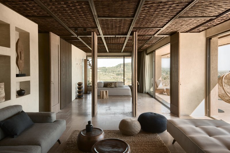 Μίνιμαλ αισθητική, τεράστιες τζαμαρίες, κάθε δωμάτιο γίνεται ένα με το εξωτερικό περιβάλλον