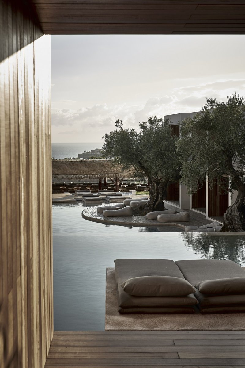 Μια τεχνιτή λίμνη επιφάνειας 4.000 τ.μ. περιβάλλει τις σουίτες, οι οποίες μοιάζουν να επιπλέουν