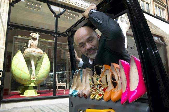 Ποιος σκότωσε την Αμαζούλα; Ο Christian Louboutin διαφημίζει τα παπούτσια του με ένα θρίλερ [βίντεο] | iefimerida.gr 1