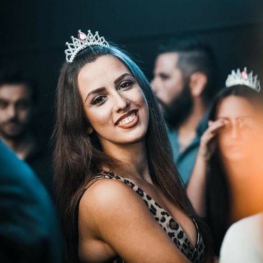 Αυτή είναι η βασίλισσα του φετινού Καρναβαλιού της Πάτρας -Μεσογειακή, με καμπύλες [εικόνες] | iefimerida.gr 0