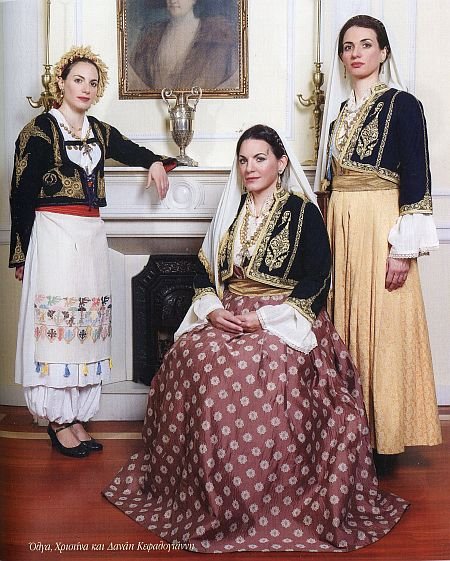 Η Oλγα Κεφαλογιάννη ντύθηκε Κρητικοπούλα -Μαζί με τις αδελφές της [εικόνες] | iefimerida.gr 0